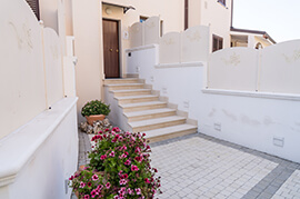 ingresso che dal giardino conduce al pianerottolo delle camere del b&b giglio di mare